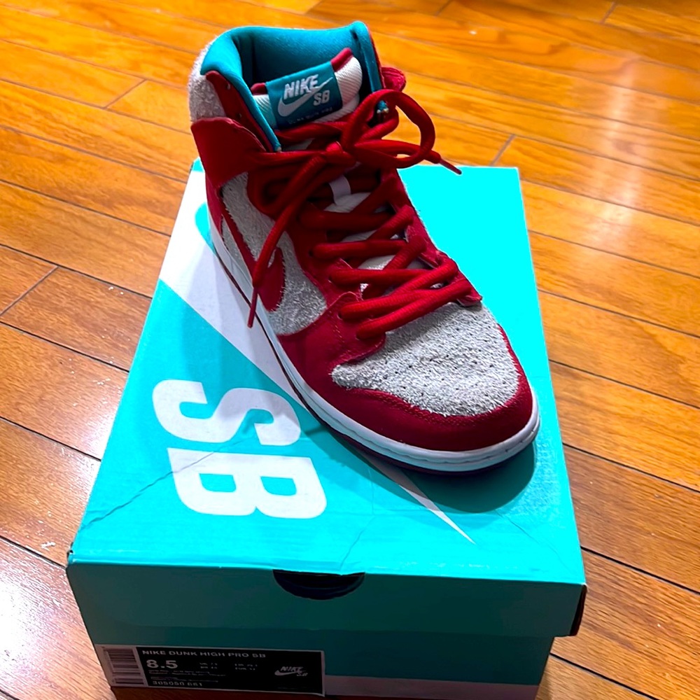 Shoes gray with red color size 8.5 Nike